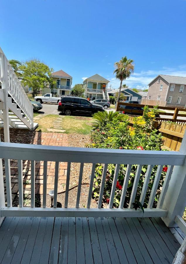 Seablue Cottage - Downstairs; 2 Blocks To The Beach Galveston Exterior foto